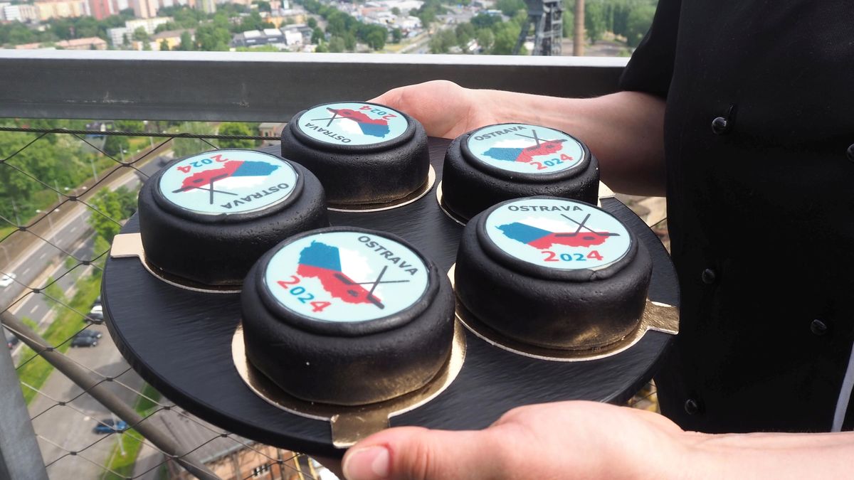Cukrářka vytvořila hokejové zákusky pro šampionát. Nabízí je v kavárně v oblacích